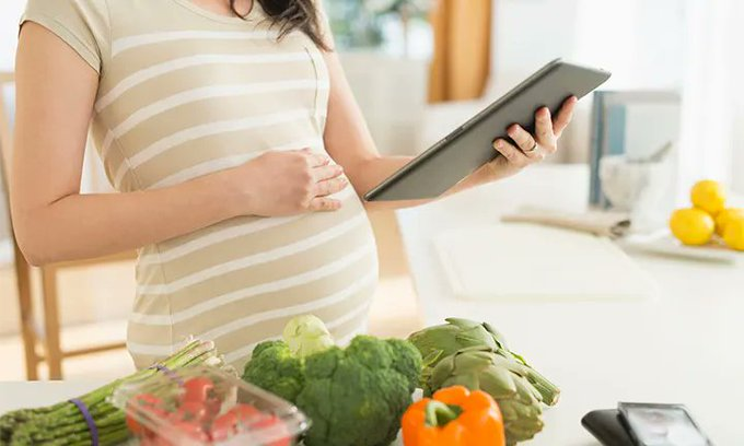 saludemia_com's tweet photo. 🤰 Nutrición en embarazo y lactancia: no es comer por dos, es elegir mejor.

Claves esenciales: 
🐟Omega-3: Pescado azul bajo en mercurio
🥛Calcio: Lácteos pasteurizados o semillas y legumbres
🥦Vitaminas: 5 raciones de fruta/verdura 
https://t.co/yJx5Ij9MJO https://t.co/niCpdW527R