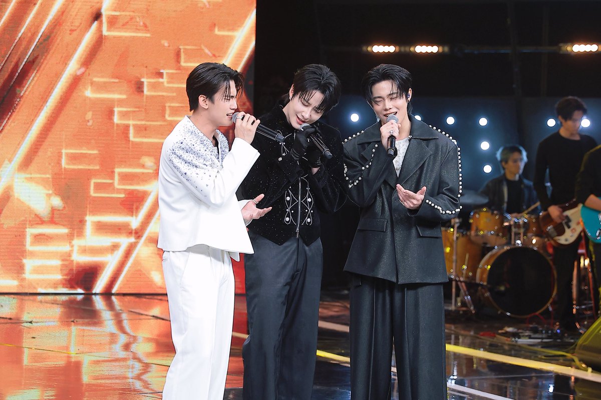 firstfh5's tweet image. เซอไพร้ค้าบคุณแม่ ใครเดาถูกบ้างค้าบ ผมพยามไม่โป๊ะ แต่ทุกคนบอกโป๊ะ 555 แง้ 🥲
ดีใจที่ได้ร้องเพลง “รักแรก” ด้วยนะคับ นึกถึง #รักแรกของเฟริสท์ ตอนร้องด้วย ทุกคนคือแรงบันดาลใจดีๆของผมเสมอ รักนะคับ หวังว่าทุกคนจะสนุกกับ #OhmFirst และ #ร้องข้ามกำแพง ค้าบ