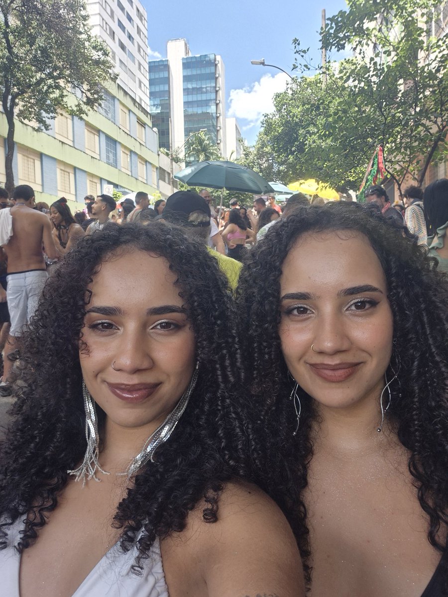 _Loh_s2's tweet image. Encontrei essa menina no meio do bloco da Marina Sena e achei ela muito parecida comigo, até pedi foto kkkk
