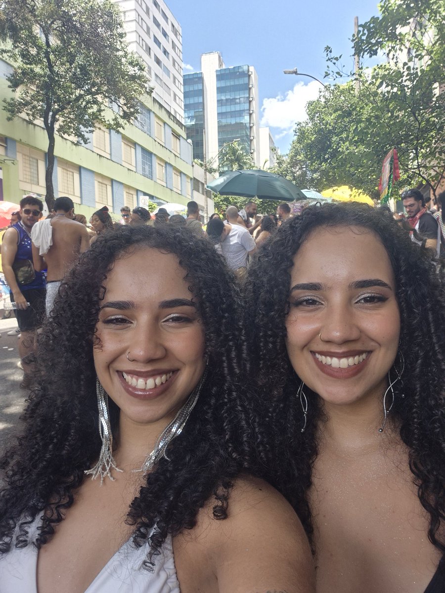 _Loh_s2's tweet image. Encontrei essa menina no meio do bloco da Marina Sena e achei ela muito parecida comigo, até pedi foto kkkk