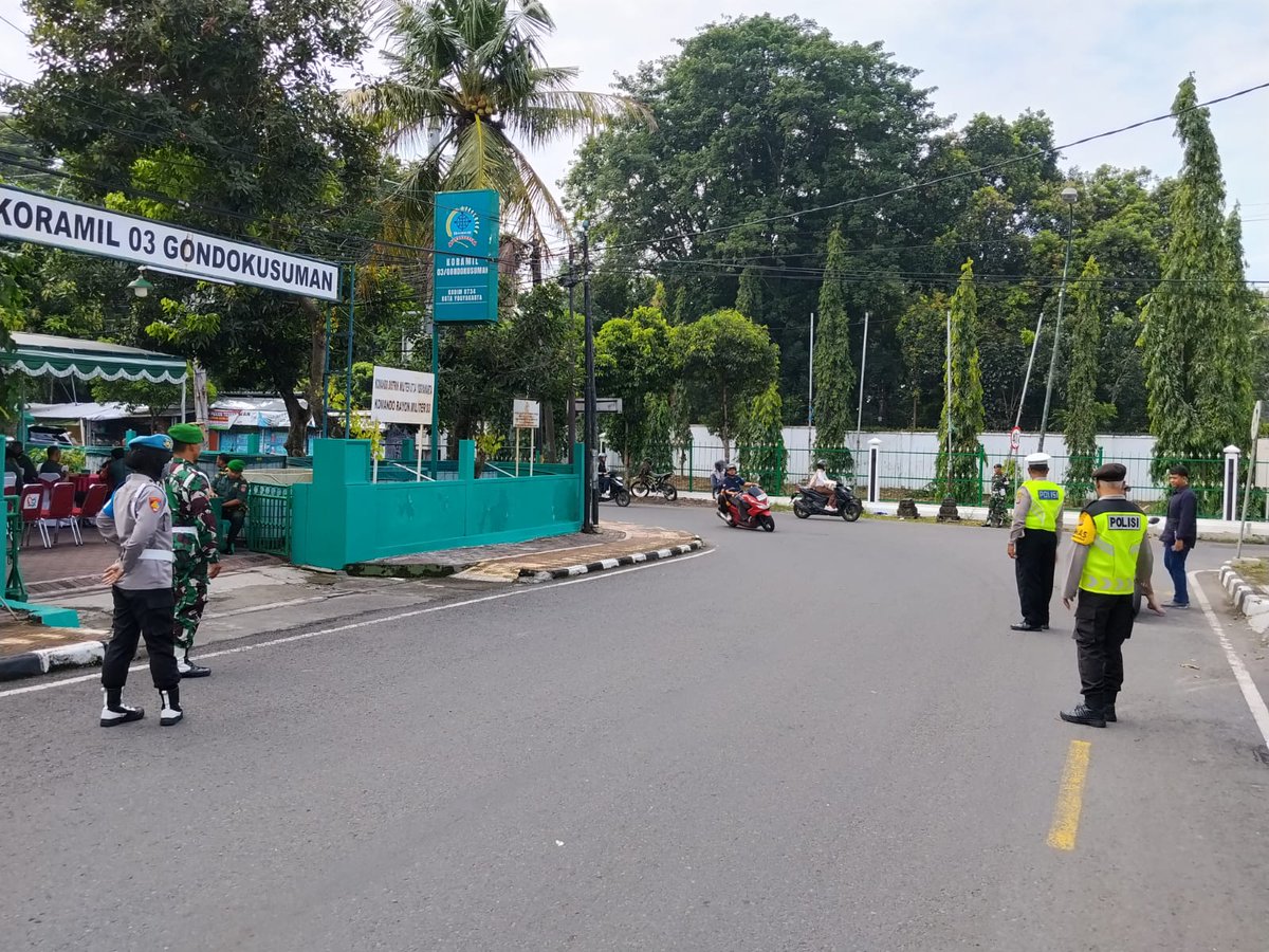 humaspolsekgk's tweet image. Personel Polsek Gondokusuman dipimpin Kanit Lantas AKP Hendratmoko melaksanakan pengamanan kegiatan peresmian Kompi Produksi Kodim 0734 Kota Yogyakarta di Koramil Gondokusuman yang diresmikan Dandim 0374 Yka Kolonel Inf. Arif Setiyono, S.I.P., M.H.I., Kamis (19/02).