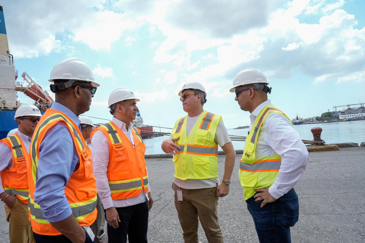 aduanard's tweet photo. El trabajo conjunto y la supervisión directa nos permiten optimizar cada área operativa, reforzar controles y garantizar una gestión más ágil, segura y transparente, siempre orientada a resultados concretos para el país. https://t.co/qe3TKWM67l