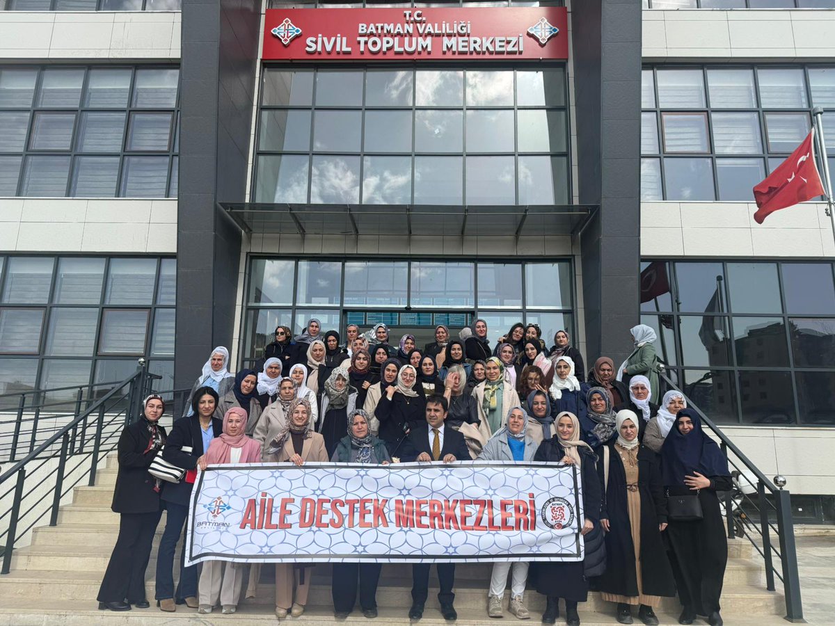 batmanstim's tweet photo. KADIN SAĞLIĞININ GÜÇLENDİRİLMESİNE YÖNELİK EĞİTİM PROGRAMI GERÇEKLEŞTİRİLDİ

Türkiye’de ilk ve tek olma özelliği taşıyan Batman Sivil Toplum Merkezi binasında, Sosyal Yardımlaşma ve Dayanışma Vakfı’na bağlı Aile Destek Merkezi (ADEM) kadın kursiyerlerine yönelik Kadın Sağlığı Eğitimi gerçekleştirildi.

Sosyal Yardımlaşma ve Dayanışma Vakfı, İl Sağlık Müdürlüğü ve İl Sivil Toplumla İlişkiler Müdürlüğü iş birliğiyle düzenlenen program, İl Sağlık Müdürü Uzm. Dr. Murat SOLMAZ’ın açılış konuşmasıyla başladı. SOLMAZ, konuşmasında il genelinde yürütülen sağlık projeleri ve koruyucu sağlık hizmetleri hakkında bilgilendirmelerde bulundu.

Programın devamında Halk Sağlığı Müdürlüğü’nde görevli doktorlar tarafından kadın sağlığı, koruyucu sağlık hizmetleri, erken teşhis ve düzenli kontrollerin önemi konularında kapsamlı bilgilendirme yapıldı. Eğitim sonunda kadın kursiyerler, uzman doktorlara merak ettikleri konularla ilgili sorular yönelterek soru-cevap etkinliği gerçekleştirdi.

Kadınların sağlık alanında bilinçlenmesine katkı sunan bu tür eğitim programlarının, toplumsal farkındalığın artırılması açısından büyük önem taşıdığı ifade edildi. Söz konusu programların hayata geçirilmesine öncülük eden ve Türkiye’de ilk ve tek olan Sivil Toplum Merkezi binasının ilimize kazandırılmasını sağlayan Batman Valisi Sayın Ekrem Canalp’e teşekkür edildi.