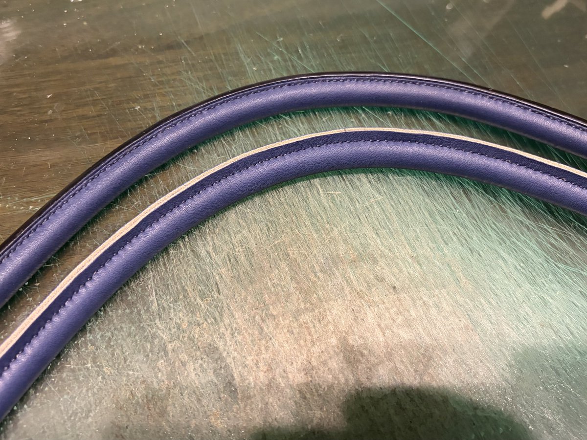 持ち手2本目、縫い終わりました。
これからの工程が難所なので、気を引き締めて取り組みます。