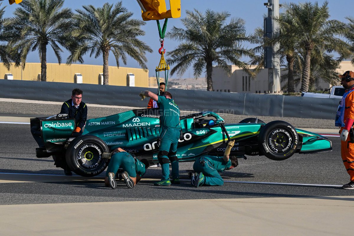 Tornati in sala stampa, editiamo subito qualche scatto di uno sconfortato Fernando Alonso dopo lo stop in pista con la sua Aston Martin

Back in the media center, we are immediately editing a few shots of a dejected Fernando Alonso after his on-track stop with his Aston Martin.