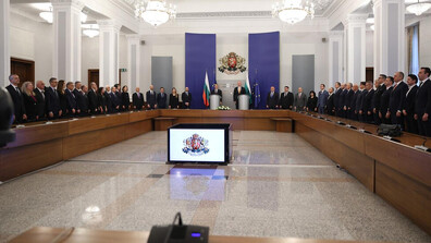 Правителството на Росен Желязков предаде властта на служебния кабинет ->nova.bg/news/view/2026…