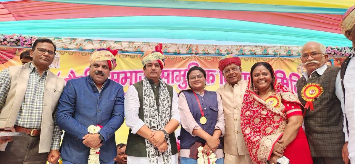 AvinashGehlot_'s tweet photo. इस अवसर पर मकराना के पूर्व विधायक श्री रूपाराम जी मुरावतिया, पूर्व विधायक श्री श्रीराम जी भींचर, डीडवाना जिला कलेक्टर श्री महेंद्र जी खड़गावत, समिति अध्यक्ष श्री सत्यनारायण जी सिंगोदिया, स्थानीय सरपंच श्री दिलीपसिंह जी राठौड़, बड़ू सरपंच श्री सुरेश जी, श्री सेवाराम जी, श्री नौरत जी, श्री ताराचंद जी गहलोत, श्री लोकेश मालाकार, श्री रामप्रसाद जी तंवर सहित अनेक गणमान्य समाजबंधु उपस्थित रहे।

ऐसे सामूहिक विवाह आयोजन समाज में सहयोग, सद्भाव और सरल विवाह की परंपरा को सशक्त करने का प्रेरणादायी उदाहरण हैं। 

सभी नवदंपतियों के उज्ज्वल एवं सुखद वैवाहिक जीवन की हार्दिक शुभकामनाएं।