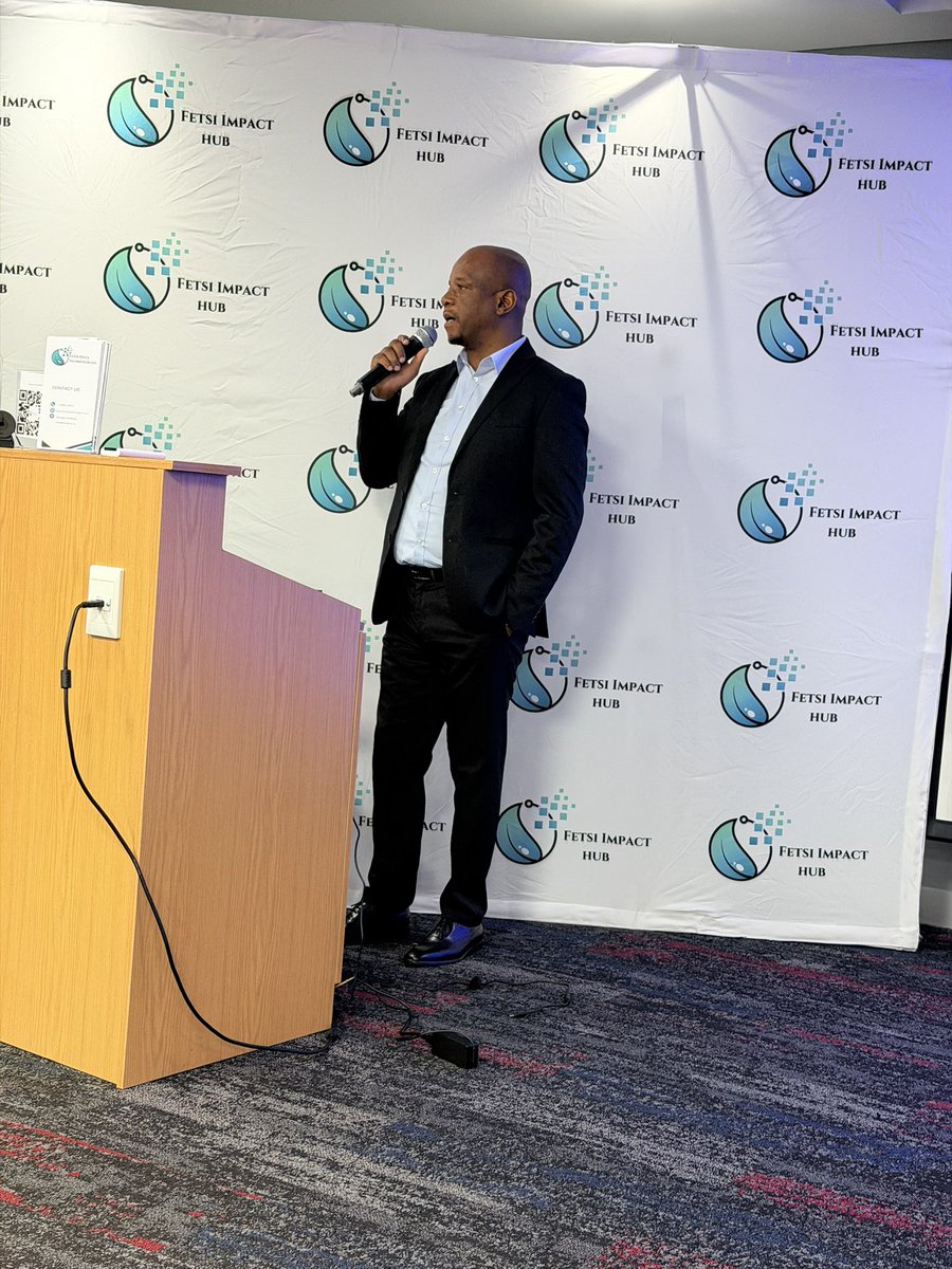 SeshegoHub's tweet photo. A proper Generative AI in session. Empowering the youth in 4IR

#4IR
#LCX
#thinkcode
#richfieldcollege
#fetsi 
#OTP https://t.co/jUCoEivV6a