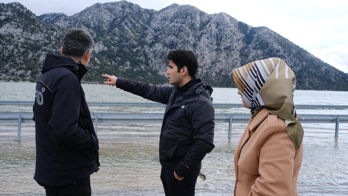 İbradı'ya geçici vekâleten bakan Akseki Kaymakamımız Yusuf Ilıca, AFAD Müdürümüz Necmi Erçin ve Belediye Başkanımız Hatice Sekmen ile Başlar Mahallesi'nde afet alanlarını inceledik.Vatandaşlarımıza geçmiş olsun dileyip, çalışmalar hakkında istişare ettik
<a href="/yusufilicaa/">Yusuf Ilıca</a> 
<a href="/nercin/">Necmi ERÇİN 🇹🇷</a>