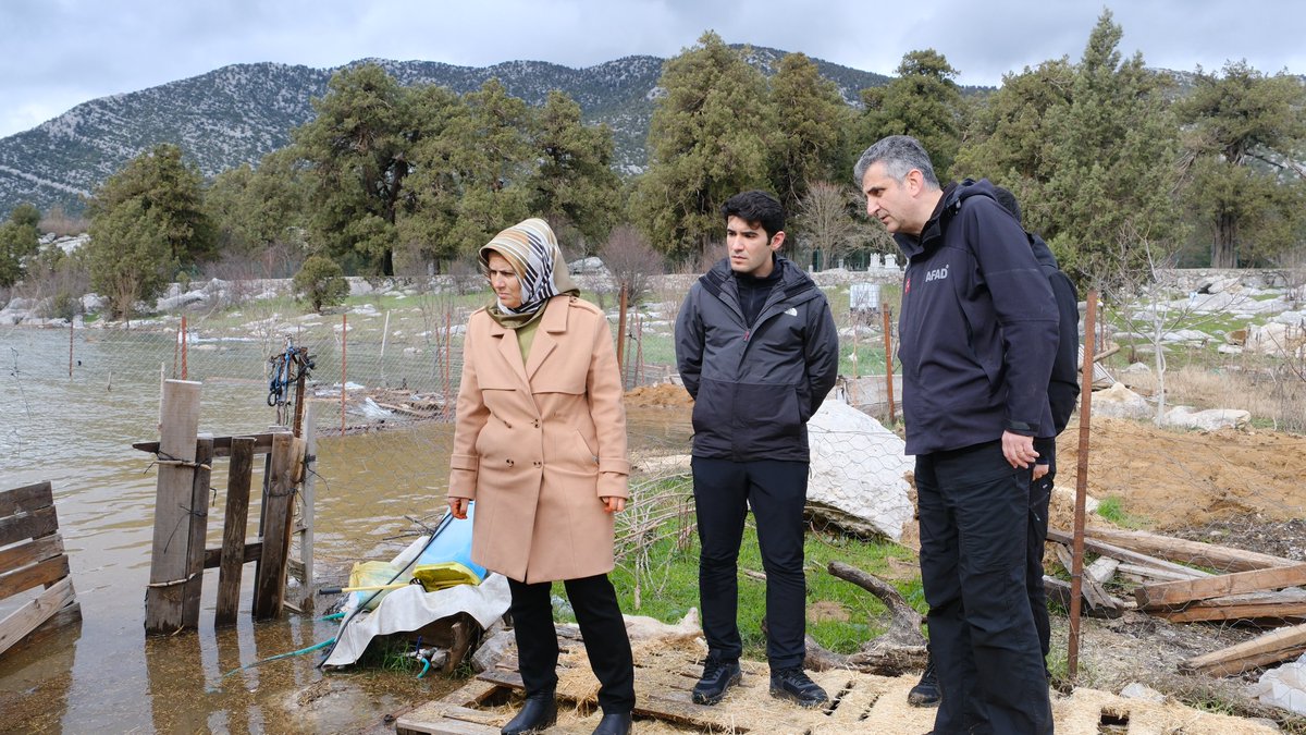 ibradibelediye's tweet photo. İbradı'ya geçici vekâleten bakan Akseki Kaymakamımız Yusuf Ilıca, AFAD Müdürümüz Necmi Erçin ve Belediye Başkanımız Hatice Sekmen ile Başlar Mahallesi'nde afet alanlarını inceledik.Vatandaşlarımıza geçmiş olsun dileyip, çalışmalar hakkında istişare ettik
@yusufilicaa 
@nercin https://t.co/YyZJAIPZRh