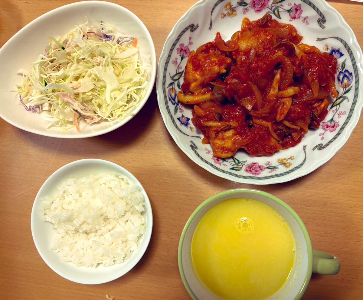 straw_berrycook's tweet photo. 今日の夜ごはんは、鶏肉のトマト煮込み
を作りました！トマト缶が余っていたので使ってみました🥫じっくり煮込むだけで本格的なご飯になりました♪
#macaroni #トマト缶 #料理記録 
#洋食 #レシピ #簡単 #時短 #手軽 #煮込み　#夜ごはん #自炊 #おうちごはん https://t.co/szH7px5EEU