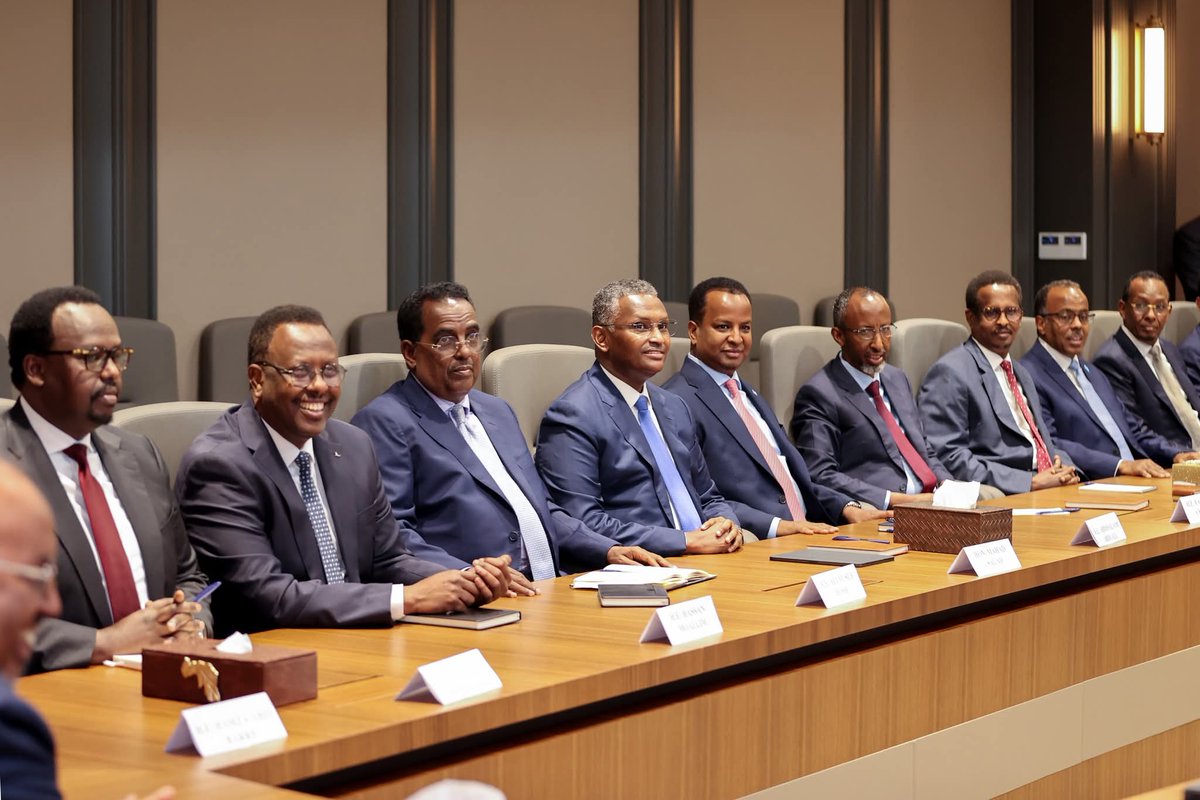MBeekooz's tweet photo. Villa Somalia hosts talks between govt &amp; opposition on elections, counterterrorism, drought response &amp; national unity.
  #Somalia #Elections #Unity #DroughtRelief https://t.co/GUjH7dWP4Z