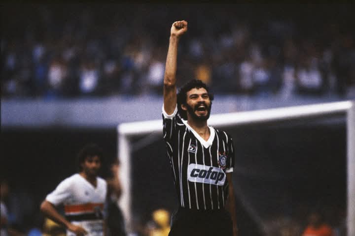 Un día como hoy, el 19 de febrero de 1954, nació la leyenda del fútbol y anti-dictadura, Sócrates. Jugando para el Corinthians, un equipo históricamente de clase trabajadora, Sócrates cofundó Democracia Corinthiana, que se oponía la brutal dictadura apoyada por Estados Unidos.