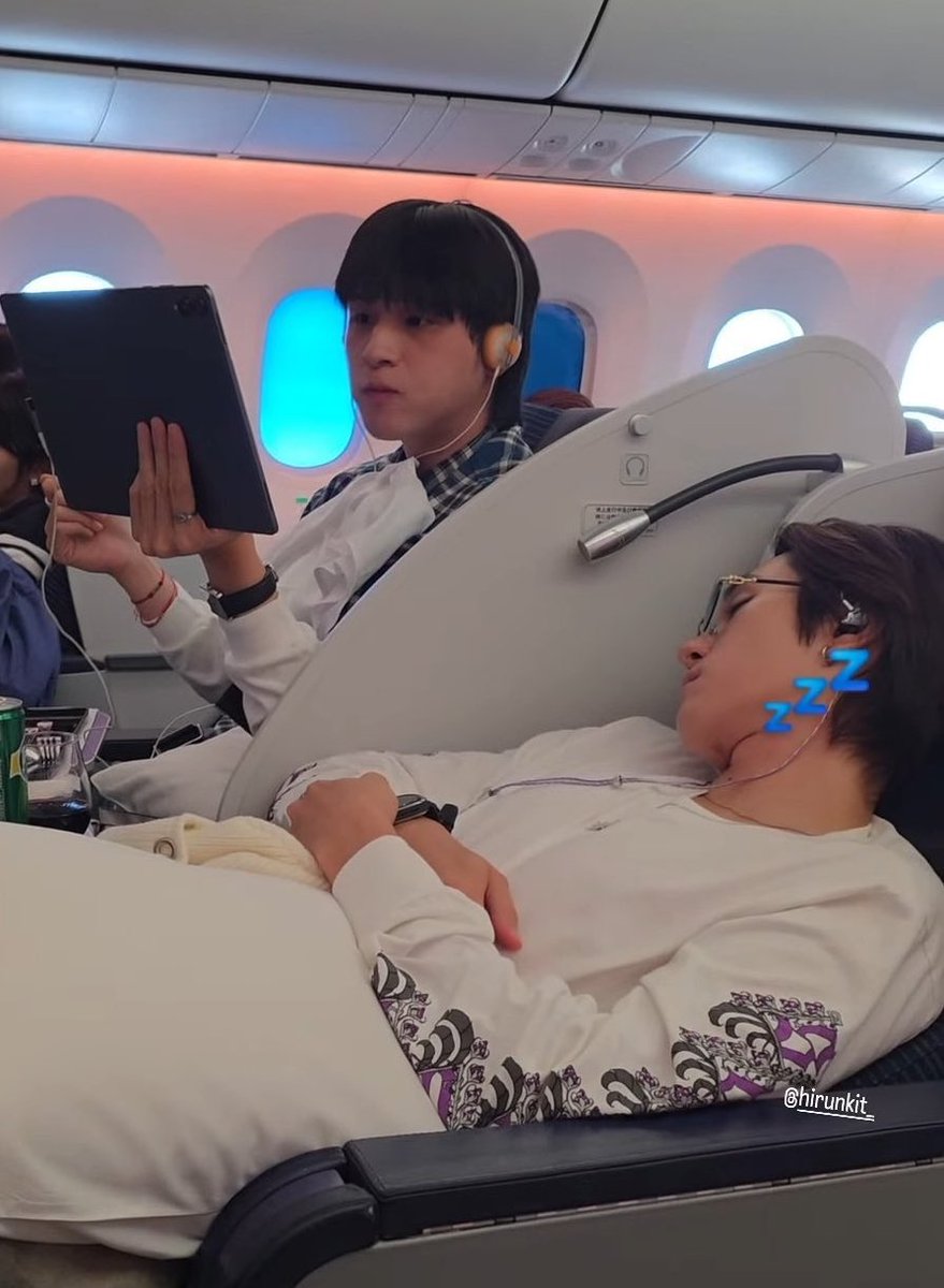 สไมล์นีออนน่าไลฟ์แอคชั่นสุด ๆ ตี๋เร้กที่ย่ายายตะล่อมให้น้องเรียนปริญญา 18 ใบค่อยไปมีแฟน ท่องจำจนกลายเป็นหนอนหนังสือ ทั้งเรียนทั้งเลคเช่อเผื่อเจ่เจ้ ส่วนเจ่เจ้นั้นภาคปฏิบัติคือพลังล้น ยิ่งเรื่องเต้นเรื่องการละคร แต่ภาคทฤษฎีชีแบตอ่อน ชีขอนอนแล้วตื่นมาพร้อมสรุปข้อสอบจากน้องชีทีเดียว