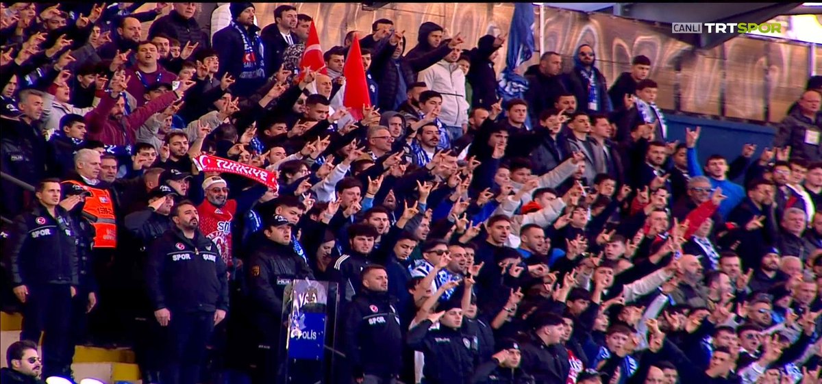 Onlar Bir hevesle kurt işareti yapar
Sonra Amed bir saplar hevesleri kaçar…