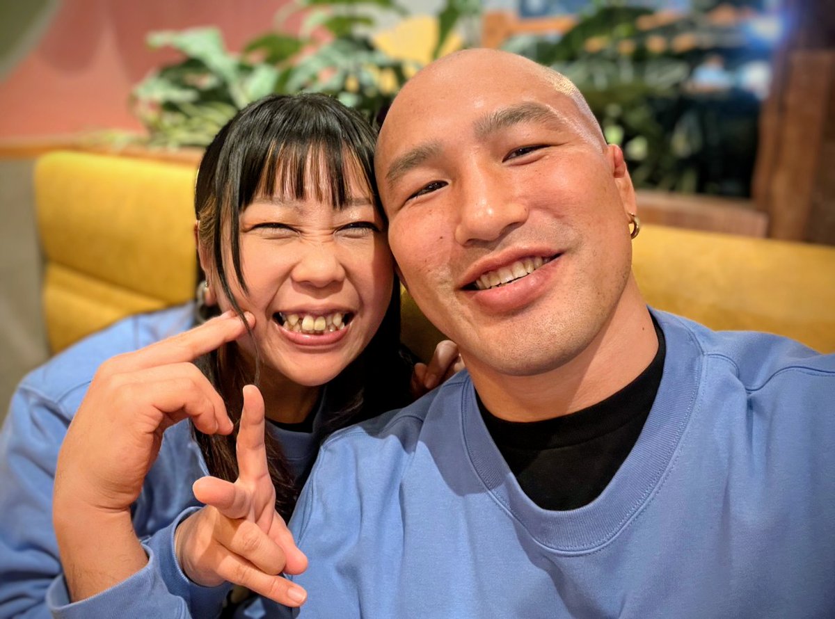 JENNYpwillust's tweet photo. #プロレスの日

とうとう40代突入！
40歳になりました🥳

すっかり肉厚な貫禄のあるおばちゃん体型になってまいりましたが、
40歳まで白髪ゼロでこれたのがちょっとだけ自慢です！（笑）

白髪が生えてきたら切って染めるから、それまで伸ばそうかなと思ってた髪が随分伸びてきました😂 https://t.co/PVD1aVZIoL