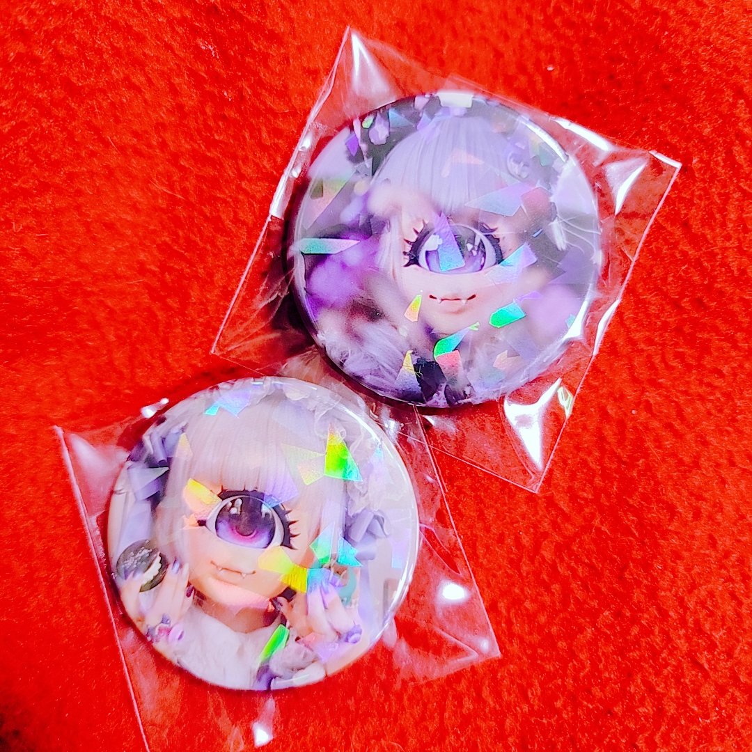 キラキラホログラムの缶バッジも作っちゃった😍🫶💖💖💖