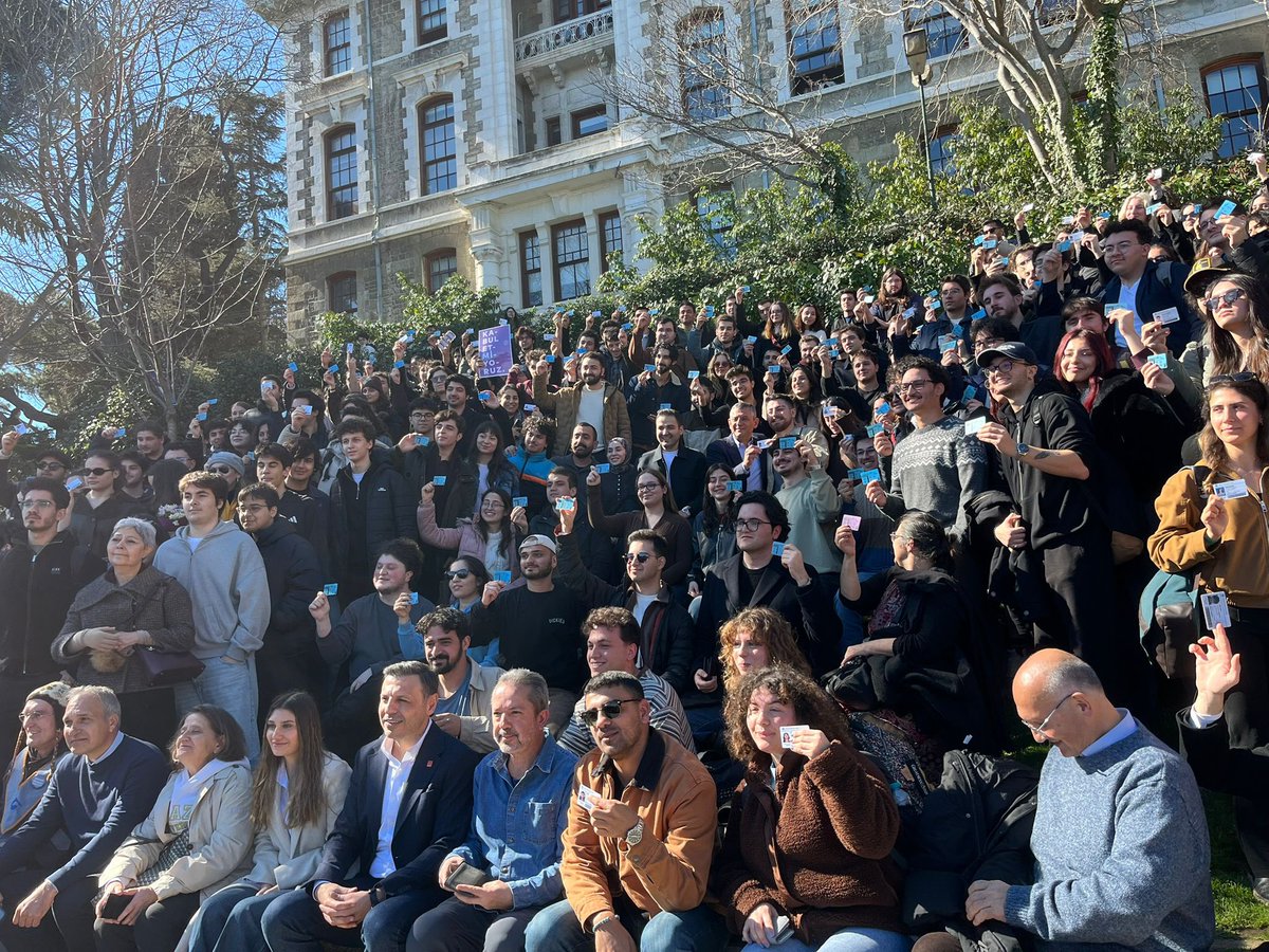 🟡 Haber

Özgür Özel, foruma katılan öğrencilerin öğrenci kartlarıyla poz verdi.