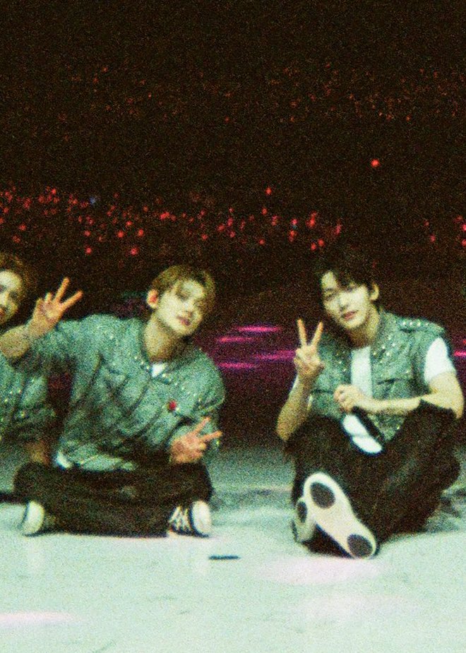 destrucache's tweet image. act: tomorrow backstage photos 🥹🥹