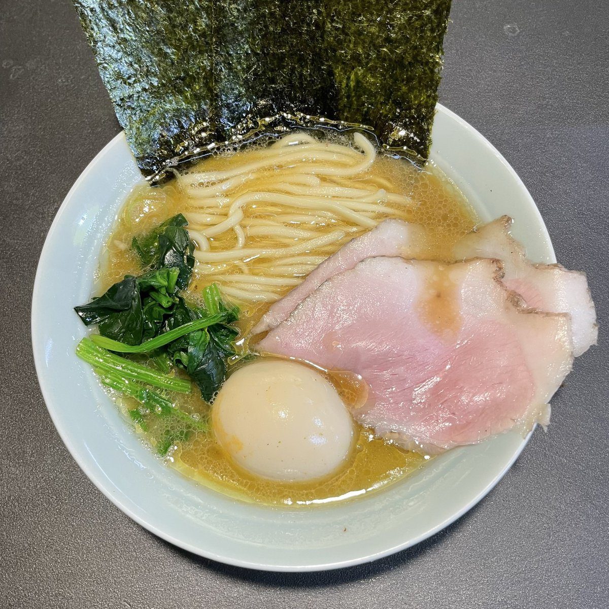 2026-35🤗
【ラーメン邪道家】新川崎
邪道らーめん＋味玉

日本一麺線が綺麗な家系店！？🙌
醤油感は丸みがあり普通家系は豚先導だけど鶏の出汁感や鶏油のコクが印象的な無化調家系💯💯😍
同系列の『成』系列でやっていたクレイジーハウスよりも醤油優しく出汁感重視な一杯で今日もAmazing day!🥰💞💫