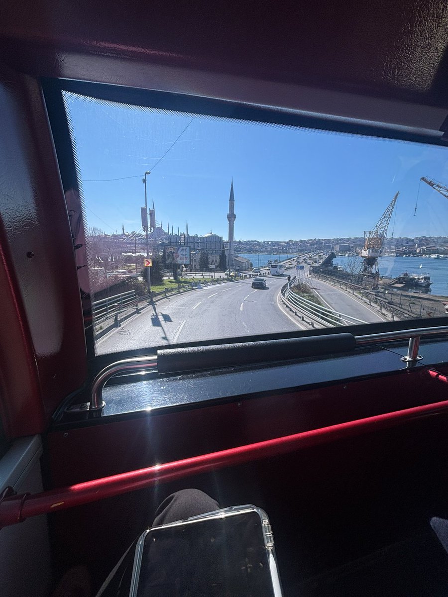 hayatı romantize etme farklı bi boyut kazandı gumussuyundan çift katlı otobusle dönüyorum eve bi yandan da online ders 
o boklu metrobüsünüze binmem ha