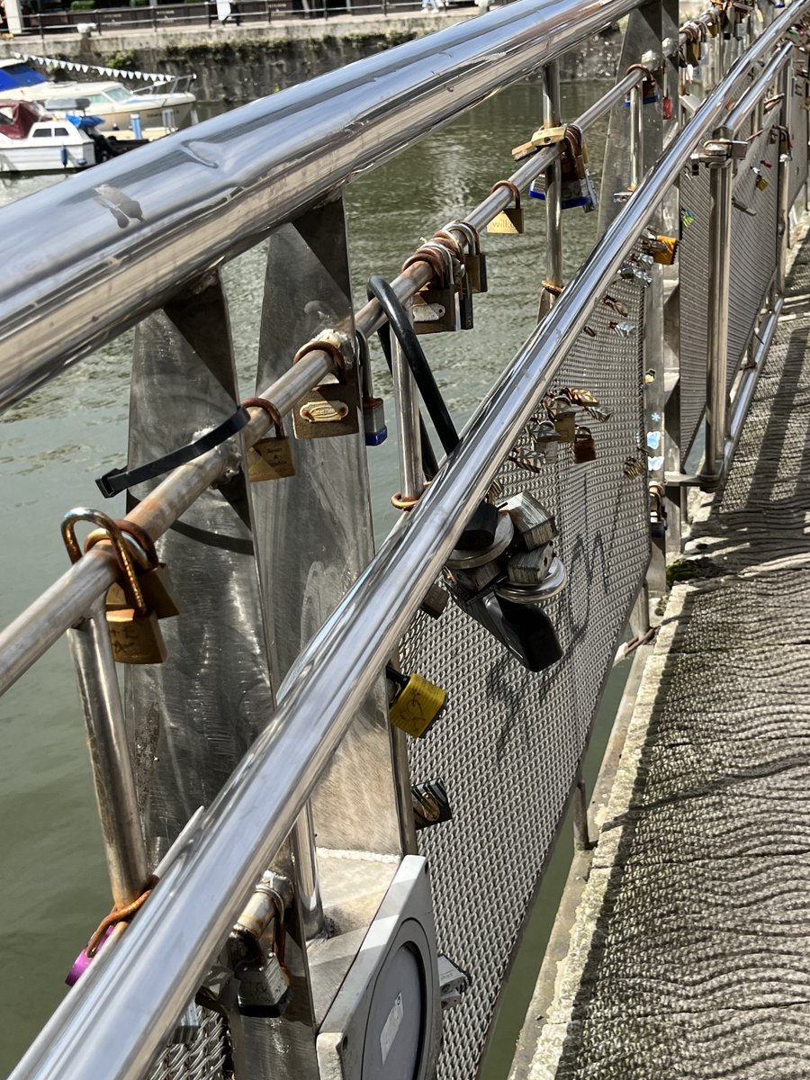 Barb_Drummond's tweet photo. #IronworkThursday #PerosBridge #Bristol https://t.co/poztsRi7Kl