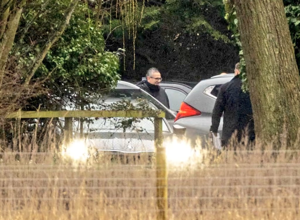 ช็อกทั้งโลก!! เมื่อเช้านี้สื่ออังกฤษอย่าง BBC รานงานว่าตำรวจบุกจับ อดีตเจ้าชายแอนดรูว์ ฐานประพฤติมิชอบในตำแหน่งราชการ 

เรื่องมันมาจากข้อกล่าวหาว่า สมัยที่ยังเป็นทูตการค้าของอังกฤษ แอนดรูว์เอาเอกสารลับๆ หรือรายงานการค้าที่เป็นความลับรัฐบาล ส่งให้ เจฟฟรีย์ เอปสตีน