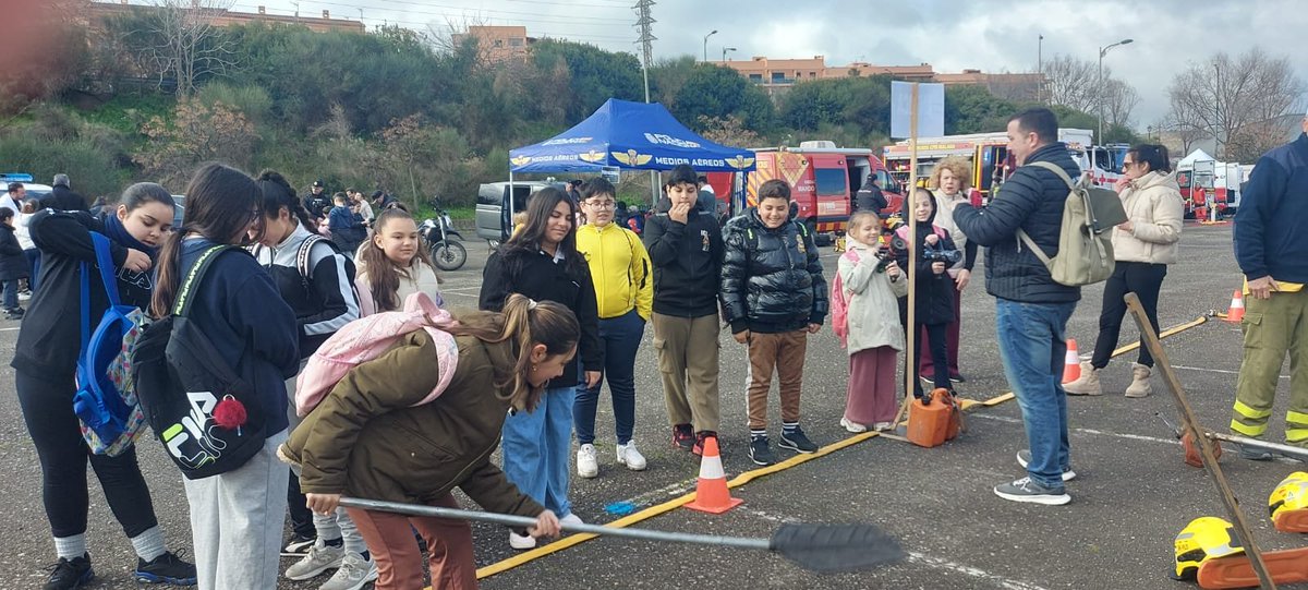 Plan_INFOCA's tweet photo. 🧑‍🚒🚒MÁLAGA | Participamos en la III Exhibición de los Servicios de Emergencias en @AytoAntequera. Más de 600 jóvenes conocen los medios materiales y humanos que utilizan los equipos de #EMAINFOCA para la extinción de IIFF y otras emergencias que se producen en el mundo rural.🔥 https://t.co/2f8sEvdczb