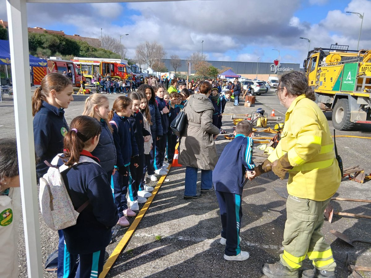 Plan_INFOCA's tweet photo. 🧑‍🚒🚒MÁLAGA | Participamos en la III Exhibición de los Servicios de Emergencias en @AytoAntequera. Más de 600 jóvenes conocen los medios materiales y humanos que utilizan los equipos de #EMAINFOCA para la extinción de IIFF y otras emergencias que se producen en el mundo rural.🔥 https://t.co/2f8sEvdczb