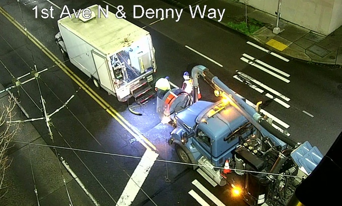 デンニ・ウェイの1st Ave Nで道路工事中,西行き左側車線が閉鎖されています.注意してください.