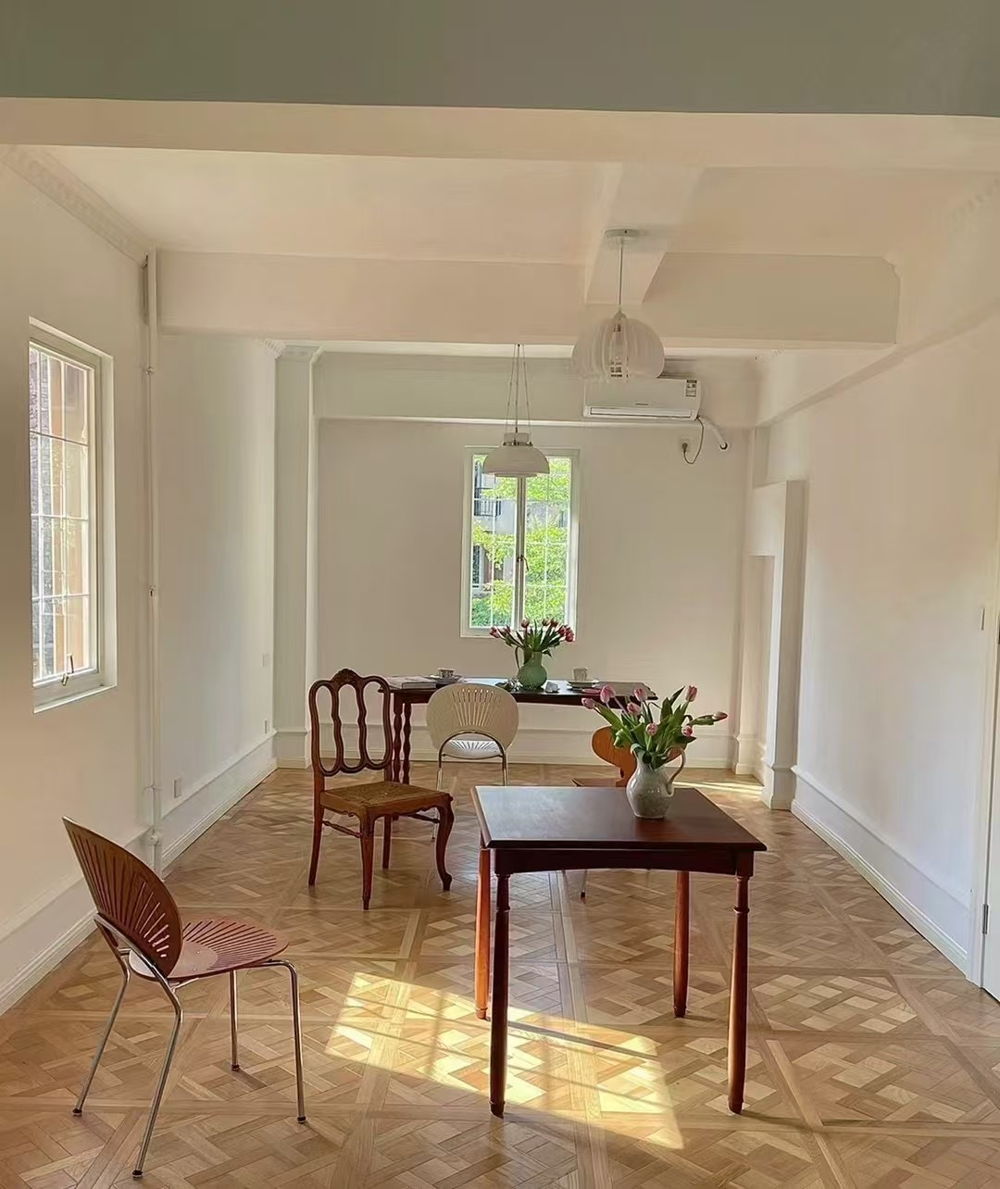 📷 Losetas Versailles, ideales para grandes salones, hoteles boutique, museos...

🛠️ 600x600x15 mm con 4 mm de capa noble de roble. 

🔝 Calidad sin nudos selecta con acabado barniz extr santjustparquets.com/losetas-versai…