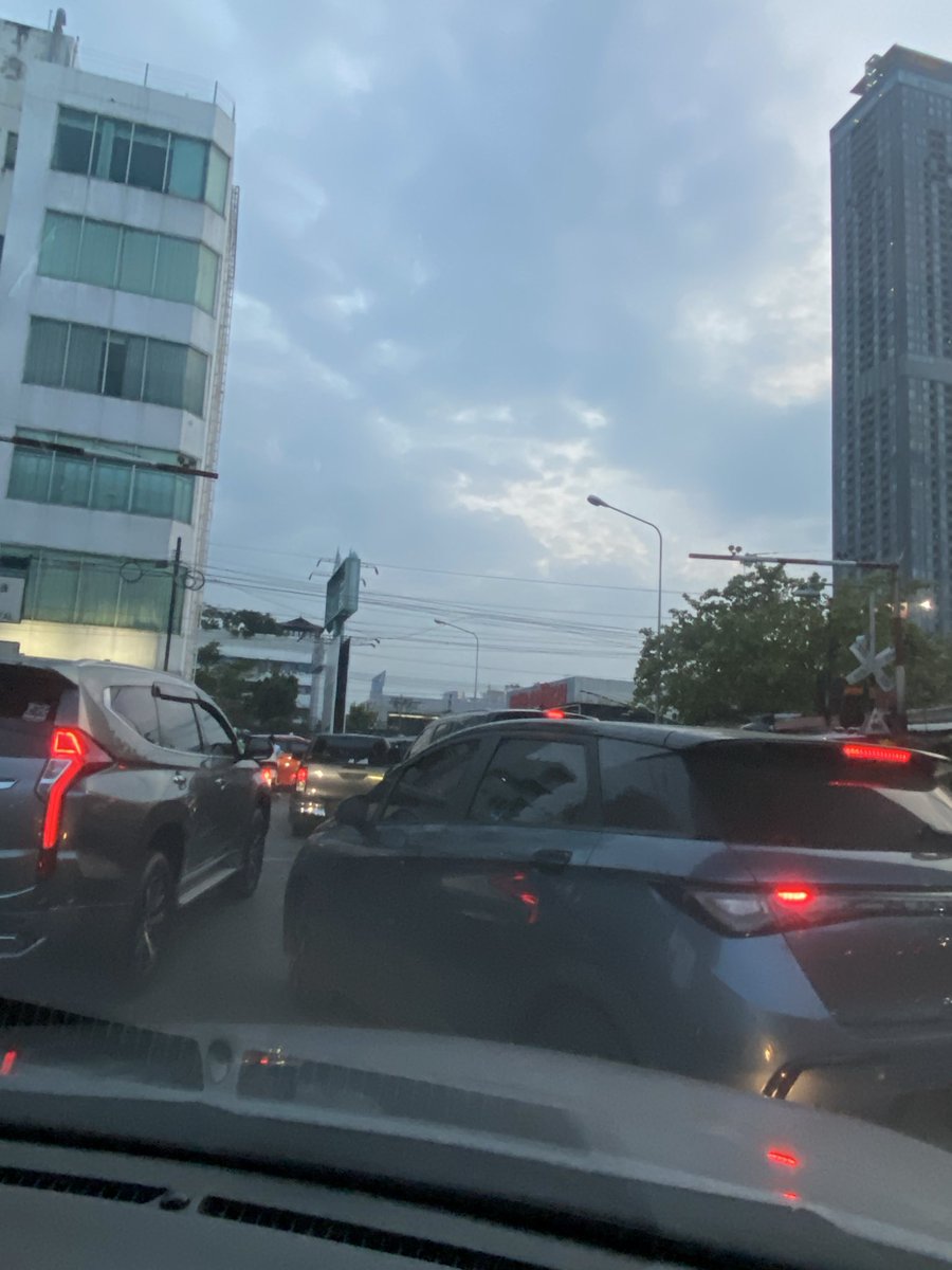Reuhl26's tweet photo. @js100radio  @fm91trafficpro 
ช่วงเลิกงาน แยก local road ตรง RCA-เพชรบุรี  น่าจะมีตำรวจมาคุมก็จะดีนะครับ  รถมากันทุกทางเลย  ป้ายห้ามเลี้ยวขวา ไม่มีผลใดๆ https://t.co/0SnwXWCfMd