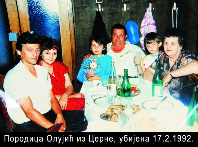 За разлику од породице Зец, мало се зна о звјерској ликвидацији од стране Рвата цијеле породице Олујић у Церни између Жупање и Винковаца у Славонији у фебруару 1992. Побијени су у својој кући Радомир (38) његова супруга Аница (37) и малољетна дјеца Милена (16) и Марко (13)
1/10⬇️