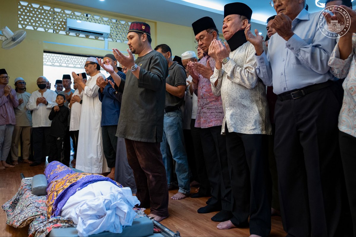 anwaribrahim's tweet photo. Menziarahi jenazah Mantan Ketua Hakim Negara, Tun Abdul Hamid Mohamad, sebaik menerima berita pemergian Allahyarham tengah hari tadi.

Allahyarham merupakan seorang tokoh kehakiman yang telah menabur khidmat amat besar kepada negara, khususnya dalam mempertahankan kedaulatan undang-undang serta memelihara kewibawaan dan integriti institusi. 

Saya turut menzahirkan ucapan takziah khusus kepada anakanda Allahyarham, Murni Abdul Hamid yang pernah berkhidmat bersama saya di Pejabat Perdana Menteri serta seluruh keluarga besar.

Mendoakan agar mereka terus dikurniakan ketabahan, kekuatan dan kesabaran dalam menghadapi saat yang amat sukar ini.

Semoga roh Allahyarham dicucuri rahmat, diampunkan segala dosa serta ditempatkan dalam kalangan para solihin.

Al-Fatihah.