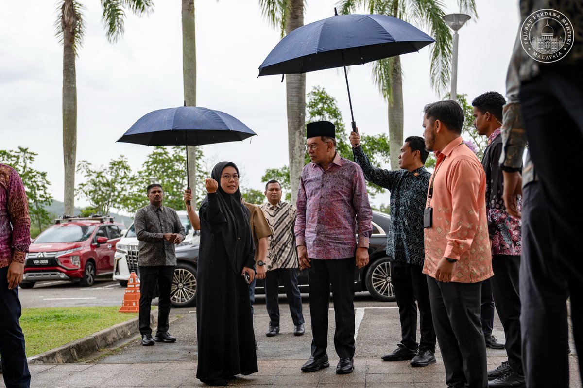 anwaribrahim's tweet photo. Menziarahi jenazah Mantan Ketua Hakim Negara, Tun Abdul Hamid Mohamad, sebaik menerima berita pemergian Allahyarham tengah hari tadi.

Allahyarham merupakan seorang tokoh kehakiman yang telah menabur khidmat amat besar kepada negara, khususnya dalam mempertahankan kedaulatan undang-undang serta memelihara kewibawaan dan integriti institusi. 

Saya turut menzahirkan ucapan takziah khusus kepada anakanda Allahyarham, Murni Abdul Hamid yang pernah berkhidmat bersama saya di Pejabat Perdana Menteri serta seluruh keluarga besar.

Mendoakan agar mereka terus dikurniakan ketabahan, kekuatan dan kesabaran dalam menghadapi saat yang amat sukar ini.

Semoga roh Allahyarham dicucuri rahmat, diampunkan segala dosa serta ditempatkan dalam kalangan para solihin.

Al-Fatihah.