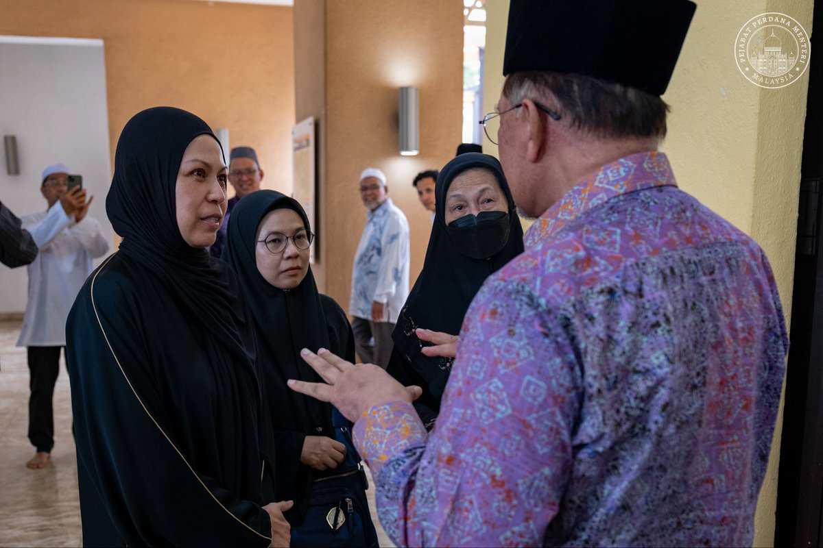 anwaribrahim's tweet photo. Menziarahi jenazah Mantan Ketua Hakim Negara, Tun Abdul Hamid Mohamad, sebaik menerima berita pemergian Allahyarham tengah hari tadi.

Allahyarham merupakan seorang tokoh kehakiman yang telah menabur khidmat amat besar kepada negara, khususnya dalam mempertahankan kedaulatan undang-undang serta memelihara kewibawaan dan integriti institusi. 

Saya turut menzahirkan ucapan takziah khusus kepada anakanda Allahyarham, Murni Abdul Hamid yang pernah berkhidmat bersama saya di Pejabat Perdana Menteri serta seluruh keluarga besar.

Mendoakan agar mereka terus dikurniakan ketabahan, kekuatan dan kesabaran dalam menghadapi saat yang amat sukar ini.

Semoga roh Allahyarham dicucuri rahmat, diampunkan segala dosa serta ditempatkan dalam kalangan para solihin.

Al-Fatihah.