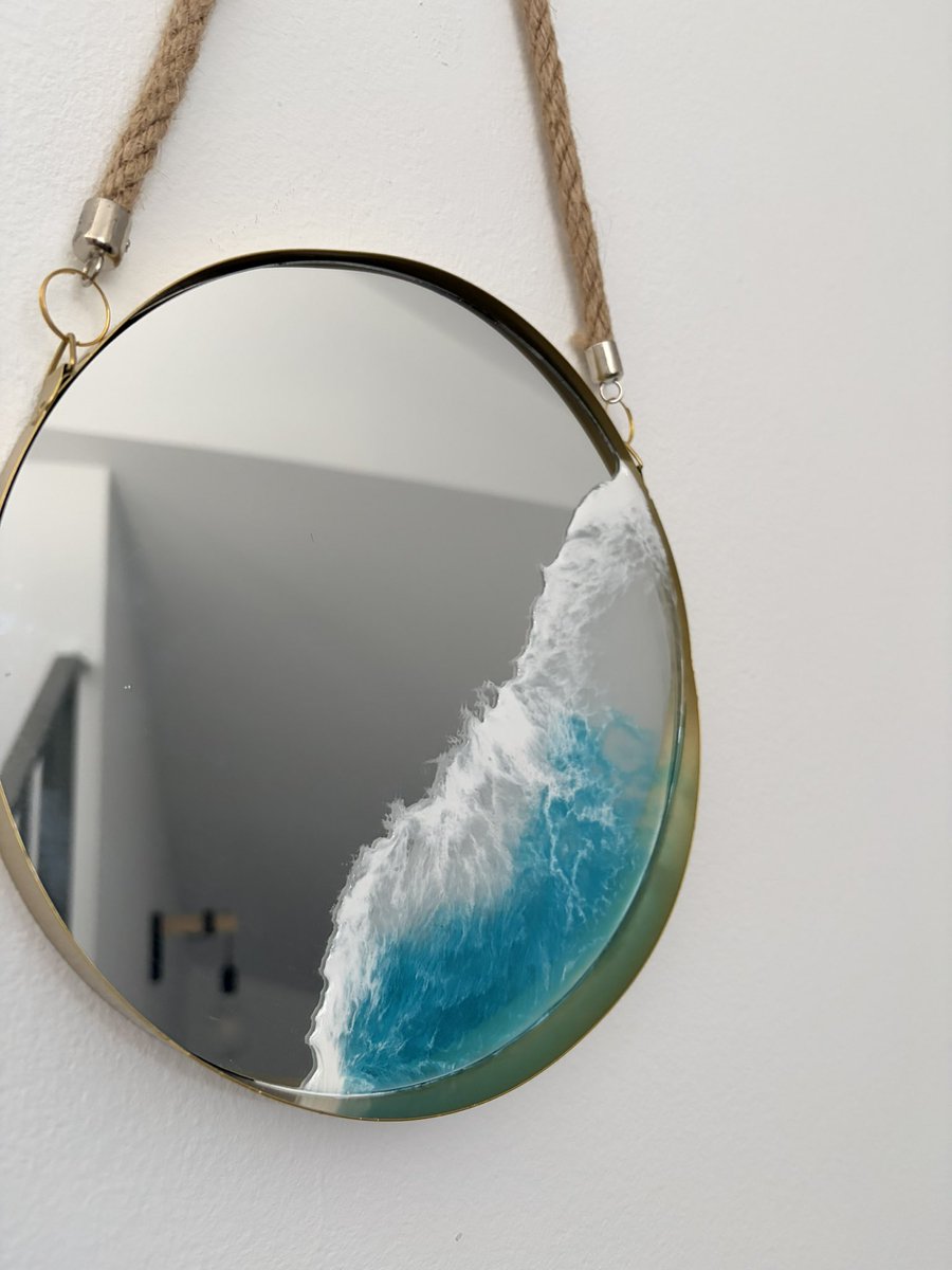 ✨ Nueva pieza en venta ✨. 

Un pequeño mar en calma. 
 Espejo con olas realizado en resina epoxi, 20 cm de diámetro, con perfil en dorado mate que aporta luz y calidez, y cuerda para colgarlo. 

Pieza única, pensada para aportar serenidad y un toque artístico a cualquier