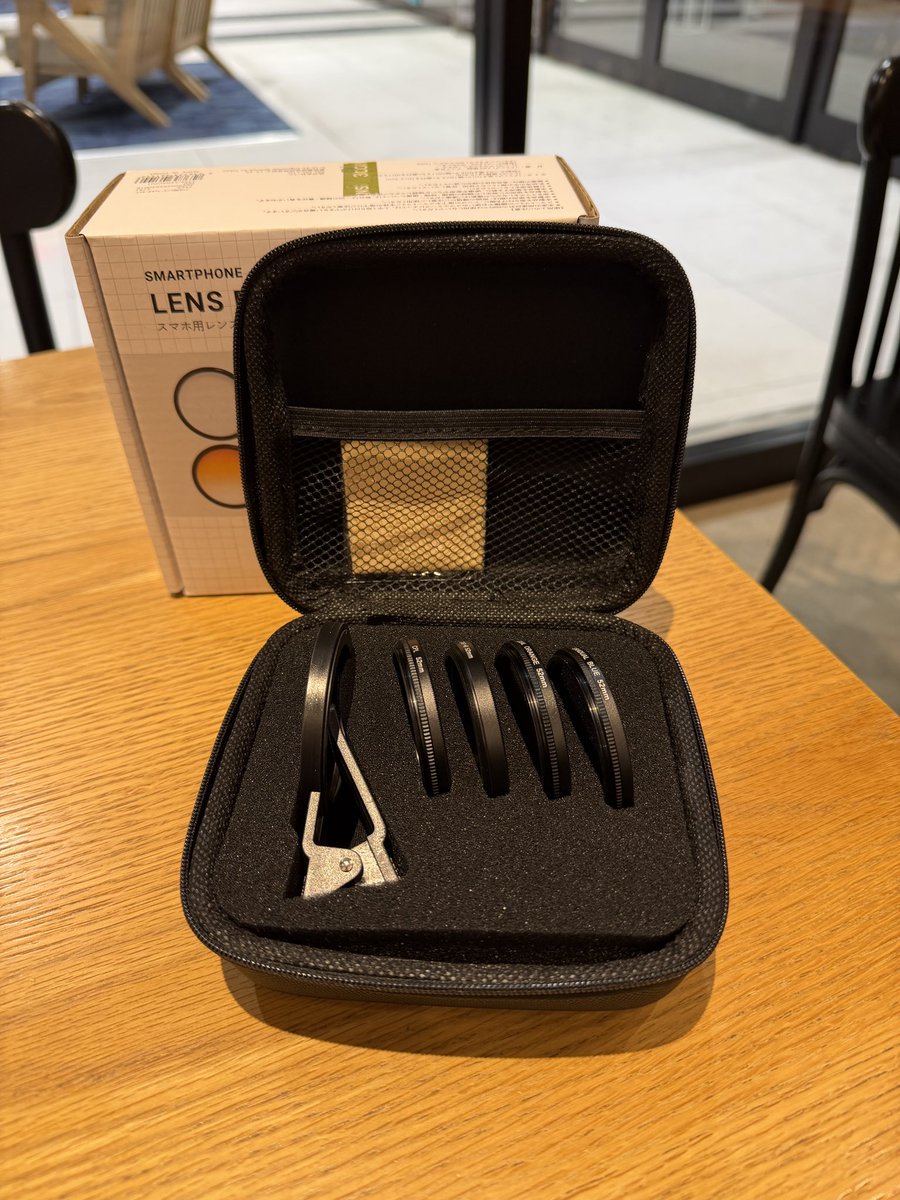 inx1999's tweet image. スリコでスマホ用レンズフィルター購入。

クロスフィルター
CPLフィルター
グラデーションブルーフィルター
グラデーションオレンジフィルター
の4つとケース付きで2800円

径52mm
これはかなり遊べそう(^-^)

#3coins
#レンズフィルター