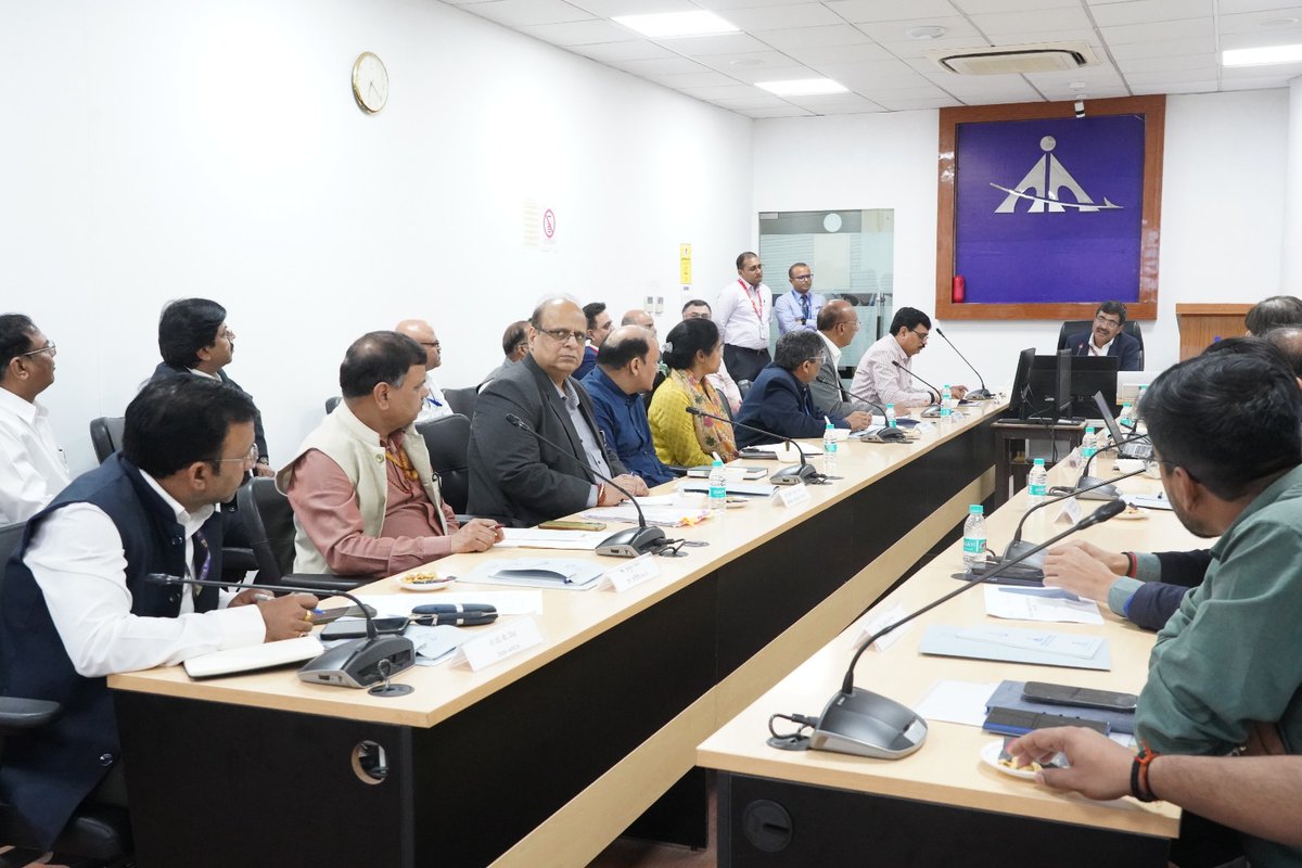 AAIVNSAIRPORT's tweet photo. श्री समीर सिन्हा (IAS), सचिव @MoCA_GoI, श्री विपिन कुमार (IAS), अध्यक्ष @AAI_Official का स्थानीय प्रशासनिक अधिकारियों की उपस्थिति मे दिनांक 17 एवं 18 फरवरी’2026 को @LBSIAirportVaranasi पर चल रहे परियोजना कार्यों #TerminalBuilding &amp; #ExtensionofRunway का निरीक्षण किया गया https://t.co/dzYyD8Eg5J