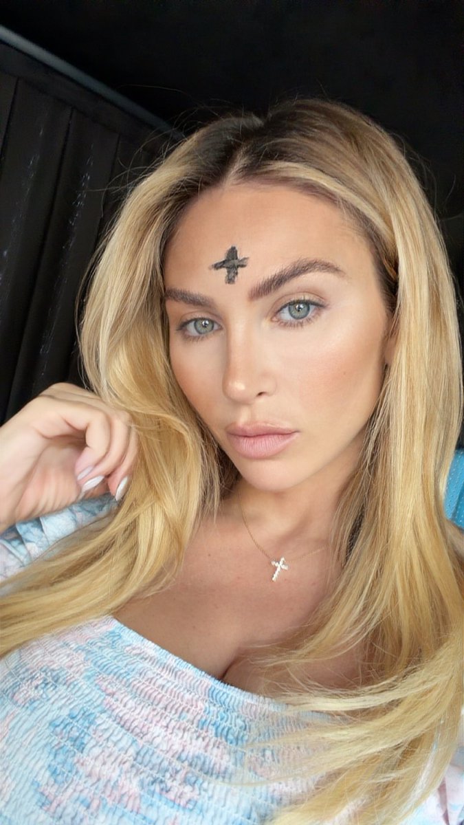 Khloë 🇨🇦 tweet media