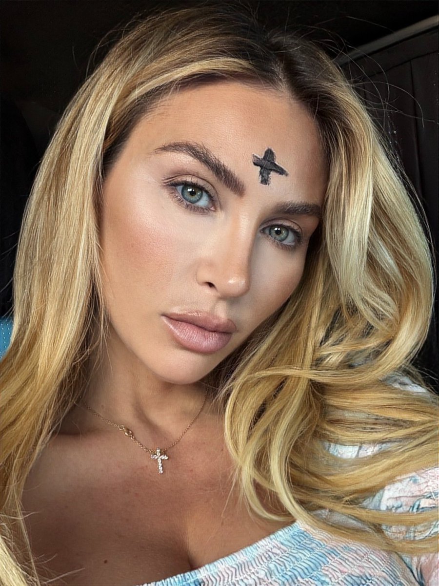 Khloë 🇨🇦 tweet media