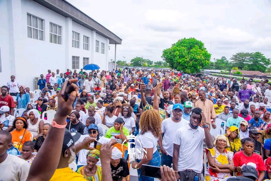 BREAKING NEWS: Massive Crowd as Barr. Estimaje Awani Defects to ADC

Warri, Delta State  Thousands of supporters stormed the GT Event Centre as Barr. Estimaje Awani officially defected from PDP to ADC alongside members of the TEA family.

The atmosphere was electric as party