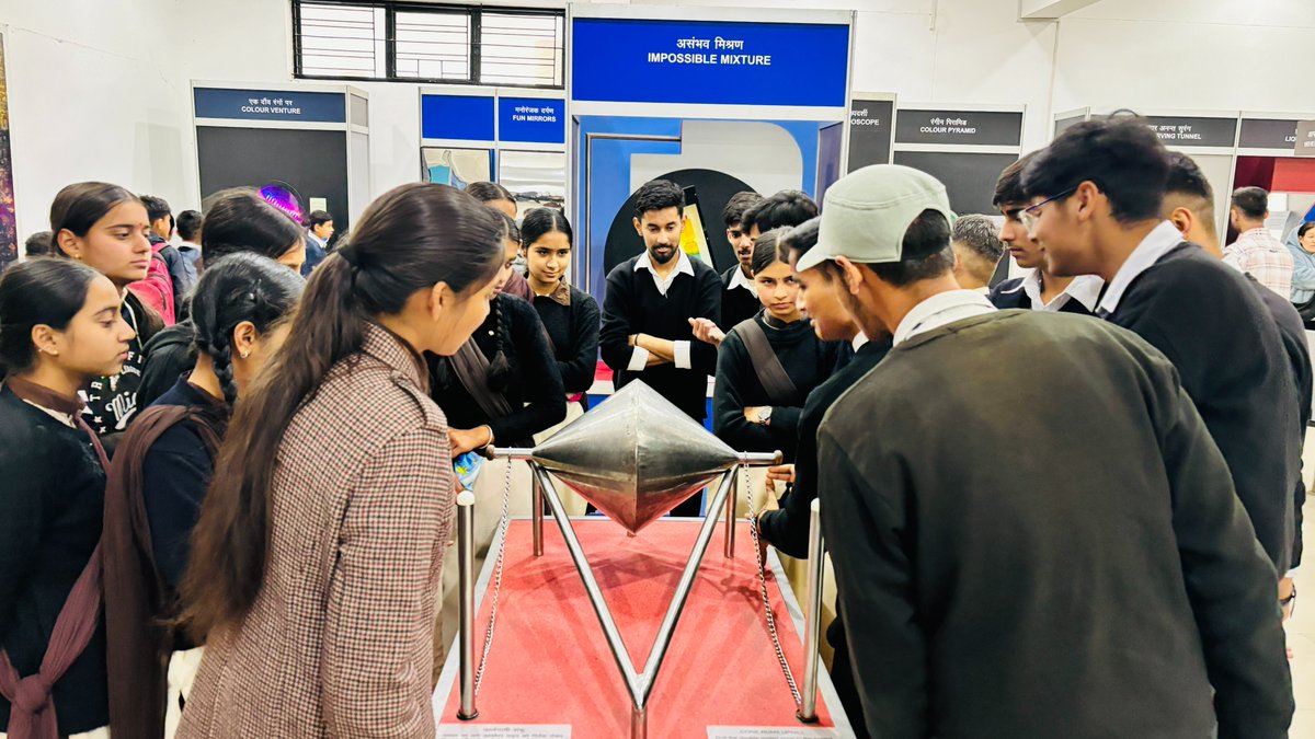 PSCPalampurhp's tweet photo. राजकीय वरिष्ठ माध्यमिक पाठशाला, बालू ग्लोआ के विद्यार्थियों ने पालमपुर विज्ञान केन्द्र का शैक्षणिक भ्रमण किया। इस दौरान विद्यार्थियों ने भौतिक विज्ञान, रसायन विज्ञान एवं अन्य वैज्ञानिक अवधारणाओं को प्रत्यक्ष रूप से देखा, समझा और अनुभव किया।
#ScienceEducation #HandsOnScience https://t.co/aSAItgBSq0