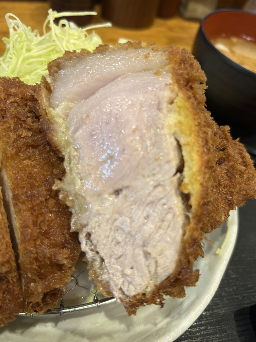 muraken1969's tweet photo. #溜池山王 #まさむね #とんかつ

特ロースかつ定食です

お久しぶりです！TTCです！
今日は久々の東京出張
ということでお久しぶりのまさむねさん
特ロースは厚切りリブロース
期待が高まります
いや、これは旨い😋
そして迫力がすごいですね👍
脂身たまらんなー(´∀｀*)
やっぱりとんかつは東京ですね https://t.co/1NswSJGCRT