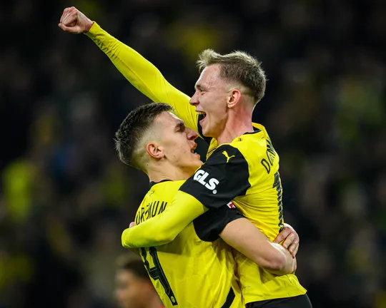 unserfussball's tweet image. 𝐌𝐚𝐱𝐢𝐦𝐢𝐥𝐢𝐚𝐧 𝐁𝐞𝐢𝐞𝐫 – 𝟏𝟒/𝟐𝟎

Comportement : 7 buts en 20 matchs, mais parfois invisible…

Potentiel : vitesse et présence offensive, souvent là en fin de match pour aider ses camarades

Commentaire : “Décisif contre Mainz, mais attention à ne pas disparaître !”