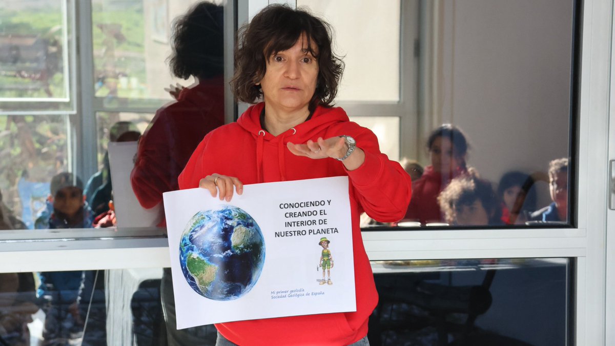 AragonCSIC's tweet photo. 🧑‍🏫Alumnos de primaria e infantil de la comarca de las Cinco Villas han disfrutado esta mañana de ‘Mi Primer Geolodía’ en Ejea de los Caballeros (@aquagraria)

⛰️Una iniciativa de divulgación del @IGME1849 @AragonCSIC en la que los niños descubren cómo funciona nuestro planeta https://t.co/Eul8NQyafj