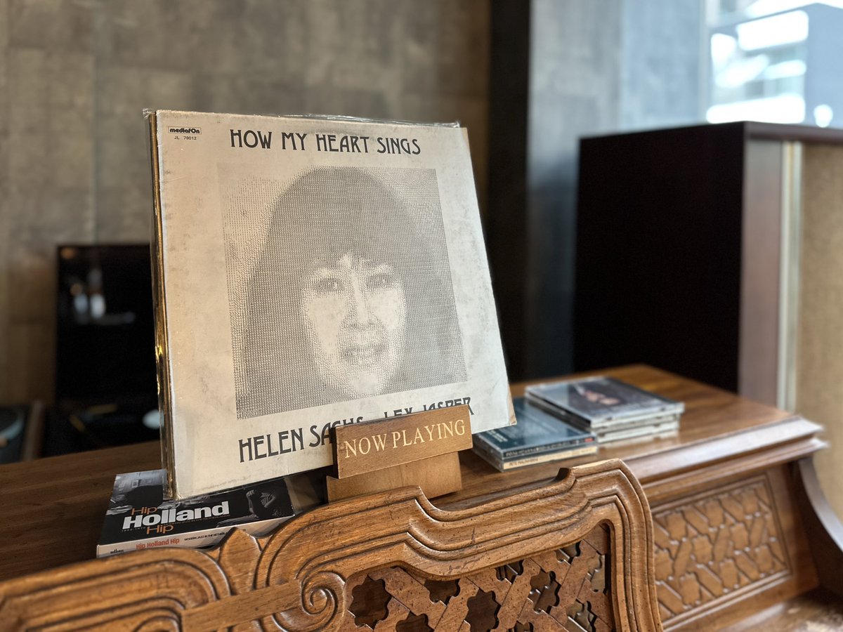 cafepatrician's tweet photo. ドイツの大学で教鞭を取ったジャズ・ボーカリスト、ヘレン・サックスのLP。エバンスのHow My Heart Singsは歌っていないものの、Waltz for DebbyやI Will Say Goodbyeなどをカバー。数あるジャズLPから７ユーロで掘り出してくださったことに感謝！

#jazz #StandardJazz #Vinyl #レコード好きと繋がりたい #patrician700 #cafepatrician #asakusa #VinylTime  #レコードタイム #BillEvans #HelenSachs @YokohamaRadio2