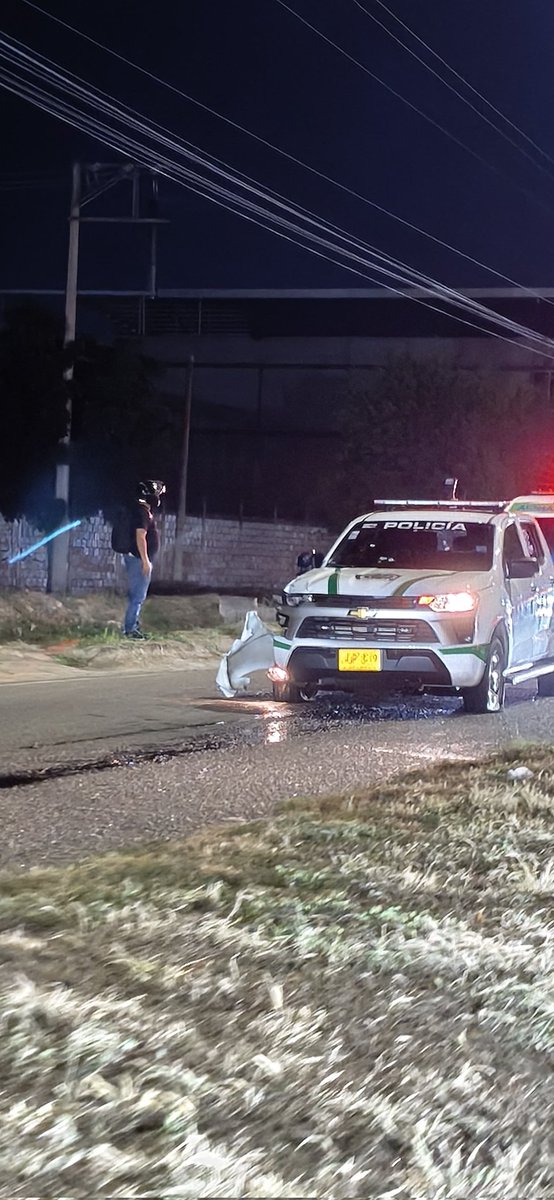 🚨 #Atención | Emboscada deja un policía muerto en Cúcuta
Un subintendente de la Policía Nacional de Colombia murió tras un ataque armado contra una patrulla en el Anillo Vial Oriental de Cúcuta.

<a href="/CNC870AM/">CENTRO DE NOTICIAS CARIBE</a>
#Cúcuta #OrdenPúblico #NorteDeSantander