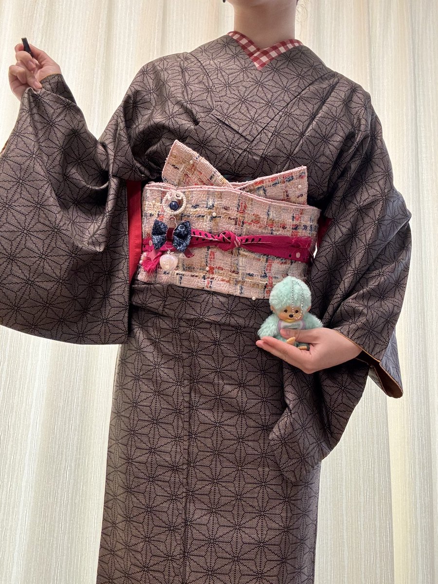 zCPkubifJoqFjf5's tweet photo. 2/7〜日中の部👘〜
三越にチョコ買いに行ったのでバレンタインチョココーデ🍫
帯はayaayaさんの結ばない帯結びの、前も後ろもおネコ様🐱結び♡
お目当てのチョコもゲットしてホクホク♪
兵児帯:#yr_ynm
半衿、デフバン:#Totome202205
帯飾り:#irodoriovo
バック:#romantica_168 https://t.co/SAJXeO7Z3J