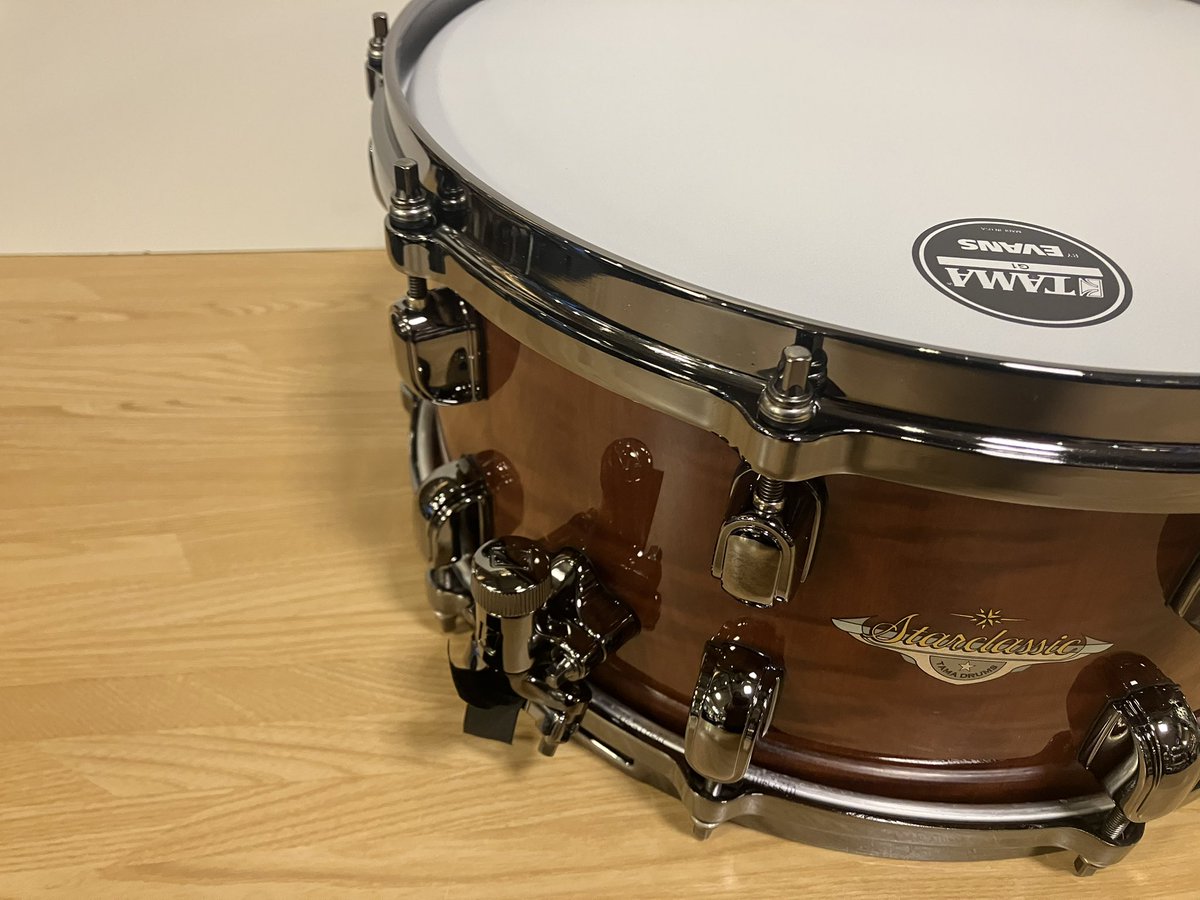 落ちつついた色合いのアフリカン・チェリーの杢目を引き立てるべく